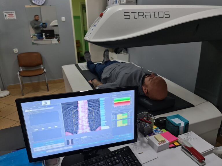 Aparat do densytometrii DEXA w gabinecie diagnostycznym podczas przygotowania pacjenta do badania